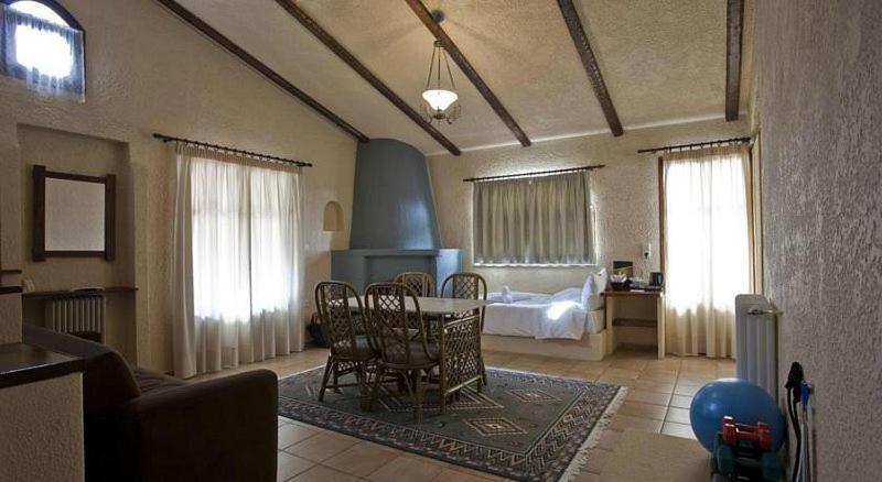Fanaras Hotel 卡拉维塔 外观 照片